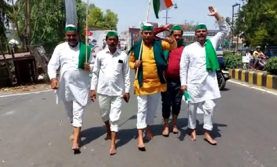 बरेली: पंचायत के समझौते की अनदेखी से किसान नेता नाराज, नंगे पैर निकाली पदयात्रा