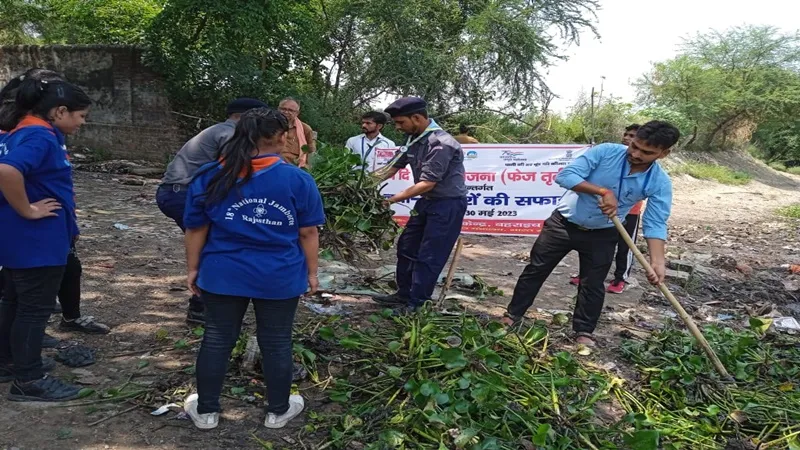बहराइच: स्वयं सेवकों के साथ स्काउट गाइड ने सरयू नदी में  चलाया स्वच्छता अभियान