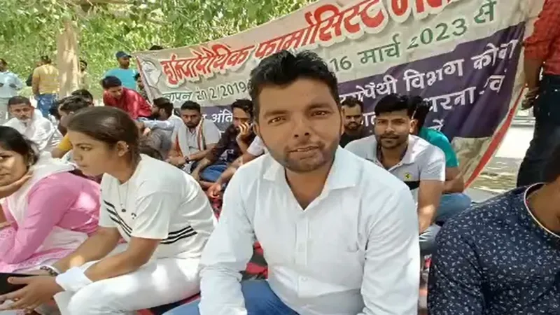 लखनऊ: उप मुख्यमंत्री ब्रजेश पाठक के आश्वासन पर भी नहीं भरोसा, धरने पर बैठे होम्योपैथिक फार्मासिस्ट