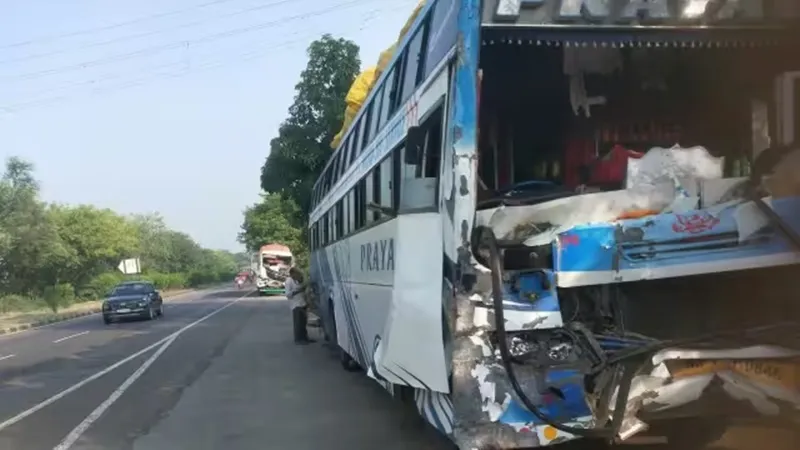 Barabanki Accident: दो अलग-अलग सड़क हादसों में 44 यात्री घायल