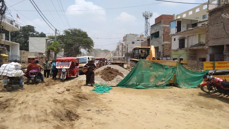 अयोध्या: अभी तो हादसे का पथ बना है निर्माणाधीन रामपथ, 24 घंटे के भीतर चार ई-रिक्शा पलटे, दो बाइकें भिड़ी, आठ हुए चोटिल