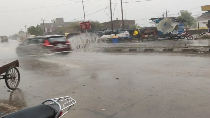 बहराइच: तेज आंधी के साथ शुरू हुई रिमझिम बारिश, गर्मी से जिले वासियों को मिली निजात 