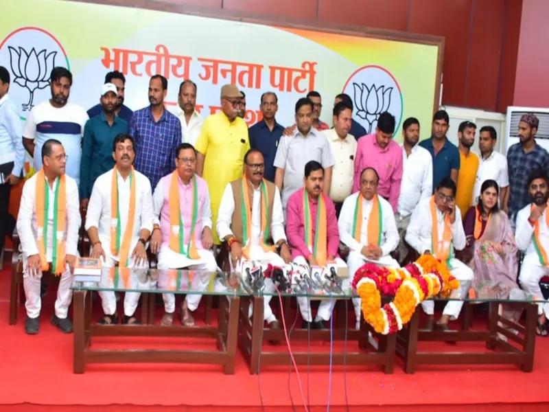 UP News: केके सचान और नरेन्द्र सिंह यादव समर्थकों संग भाजपा में हुए शामिल, ब्रजेश पाठक ने दिलाई शपथ