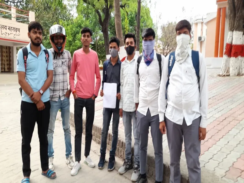 बहराइच: फीस ना जमा होने पर स्कूल प्रबंधक ने छात्रों को खुले मैदान में  बैठाया, दो छात्र हुए मूर्छित, डीएम ने दिए जांच के निर्देश