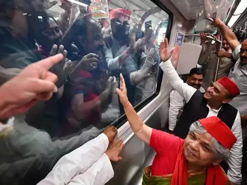 UP Nikay Chunav 2023: मेट्रो पर सवार हो अखिलेश ने किया लखनऊ में चुनाव प्रचार, सरकार पर साधा निशाना 