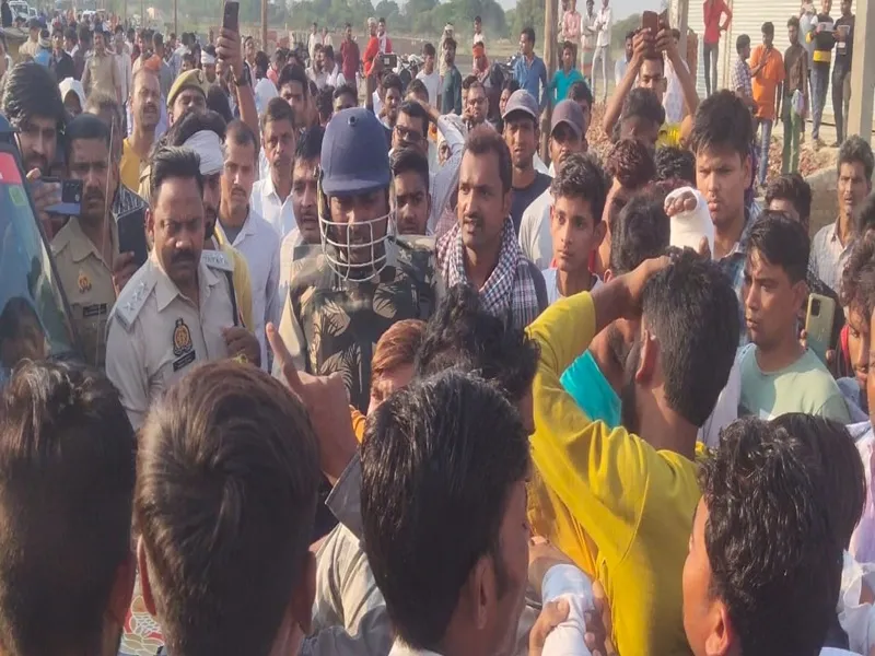 कानपुर देहात: टैंकर की टक्कर से ऑटो सवार की मौत, छह घायल, आक्रोशित लोगों ने किया हंगामा