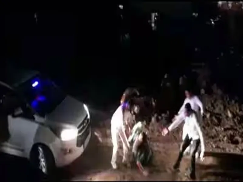 कीचड़ में फिसलकर गिरीं भाजपा सांसद मेनका गांधी, Sultanpur में विकास की खुली पोल, Video Viral