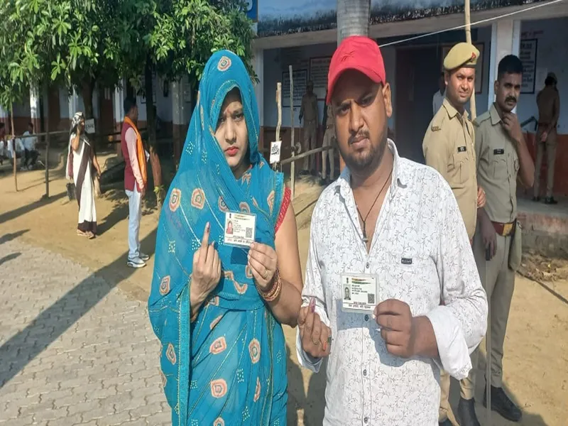 गोंडा: पोलिंग बूथों पर मतदाताओं की भीड़, तीन घंटे में 13.50 फीसदी मतदान