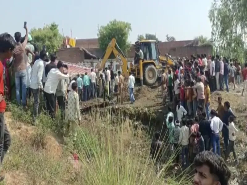 हरदोई में मौत बनकर दौड़ी ट्रक: बाइक और ई-रिक्शा में टक्कर मारने के बाद पलटी, बाप-बेटे समेत चार की मौत