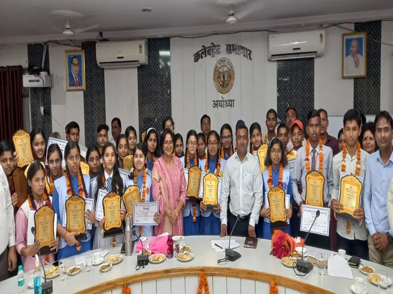 अयोध्या: जिलाधिकारी और सीडीओ के हाथों हाईस्कूल-इंटरमीडिएट के टॉपर हुए सम्मानित
