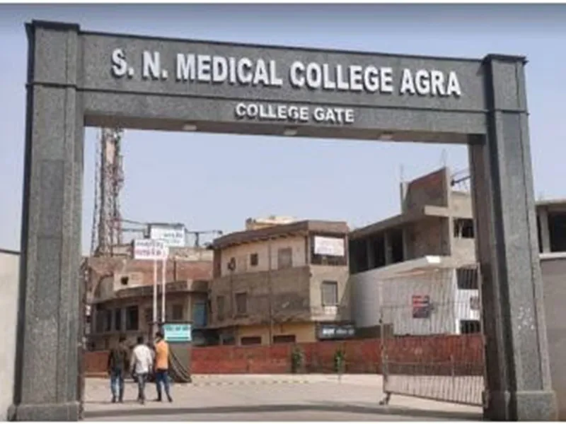 आगरा: SN Medical College में पैर की हड्डी का इस्तेमाल कर बनाया गया कैंसर के मरीज का जबड़ा 