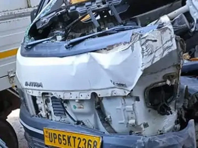  गाजीपुर से डीजे-बैंड लेकर जा रहा पिकअप ट्रक में घुसा, दो युवकों की मौत, एक की हालत गंभीर