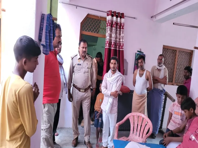  रायबरेली: घर का ताला तोड़कर चोरों ने किया लाखों का माल पार, गांव में  मचा हड़कंप, छानबीन में जुटी पुलिस 