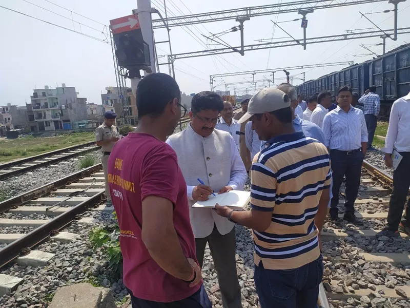 लखनऊ: डीआरएम ने किया दिलकुशा केबिन से ट्रांसपोर्ट नगर रेलवे स्टेशन का निरीक्षण, दिए आवश्यक निर्देश