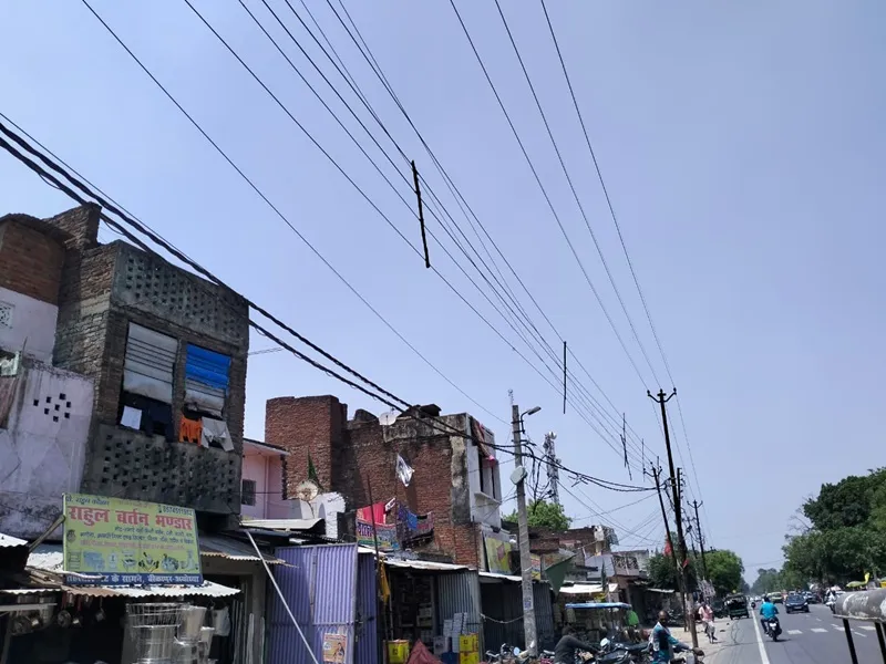अयोध्या: शहर से गांवों तक झूलती बिजली की हाईटेंशन लाइन बनी खतरे का सबब