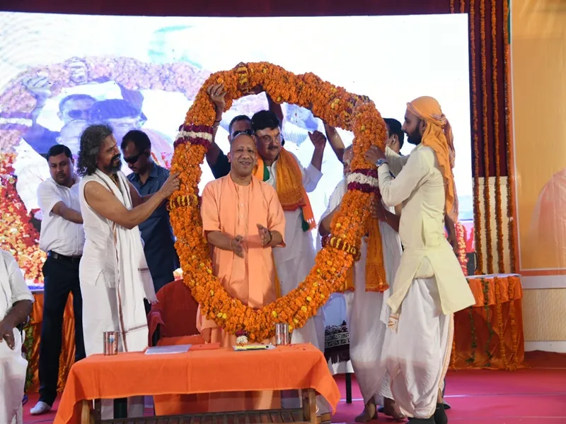 संत टोली बना घर-घर जाकर मांगें वोट: बोले सीएम योगी- 11 मई तक कोई भी अयोध्या छोड़कर न जाए