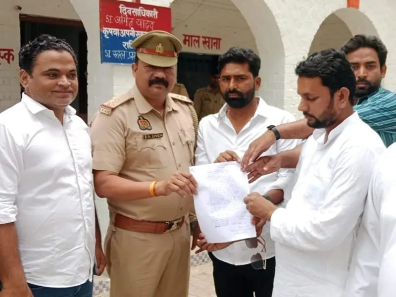 गोंडा: Social Media पर अपत्तिजनक पोस्ट को लेकर बवाल, सैकड़ों लोगों ने थाने पर किया प्रदर्शन