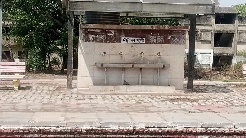 रायबरेली: एक सप्ताह से पानी की बूंद-बूंद को तरस रहे यात्री और रेलकर्मी, अधिकारी नहीं सुनते फरियाद 