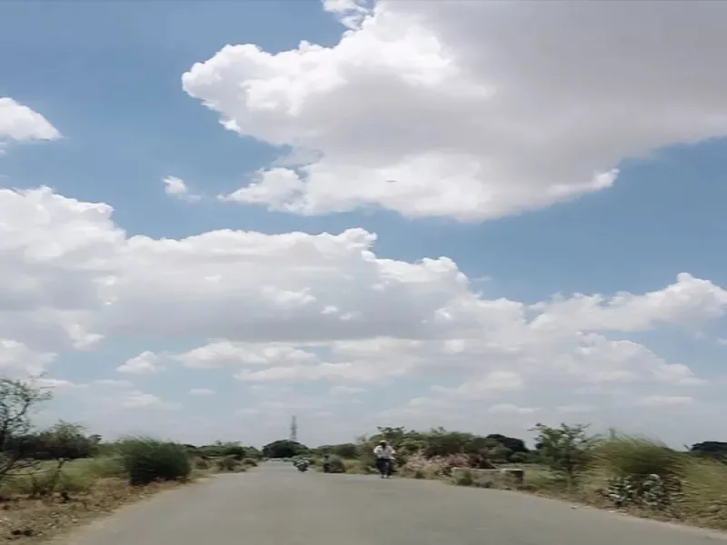 UP Weather : बादलों की आवाजाही के बीच बारिश के आसार, सामान्य रहेगा तापमान 