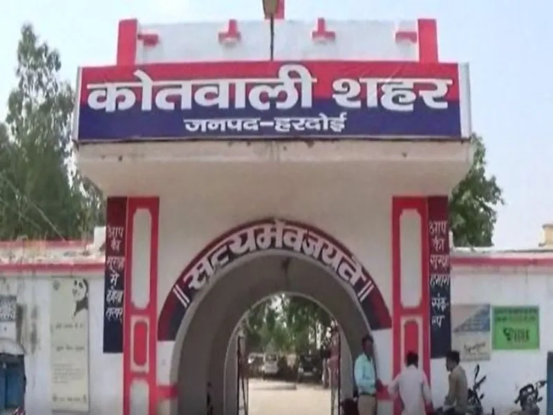 हरदोई में सिरफिरे ने कुल्हाड़ी लेकर युवक को सड़क पर दौड़ाया, कार में की तोड़फोड़