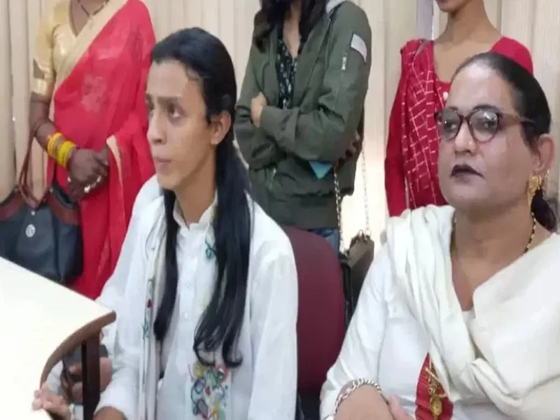 आजमगढ़ : अभिनेत्री आकांशा दुबे को न्याय दिलाने के लिए कचहरी पहुंचा किन्नर समुदाय 