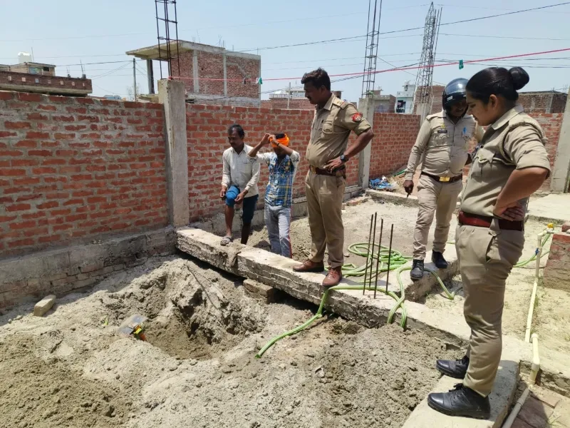  उन्नाव : फौजी ने पहली पत्नी की हत्या कर घर में दफनाया शव , पुलिस ने किया बरामद 