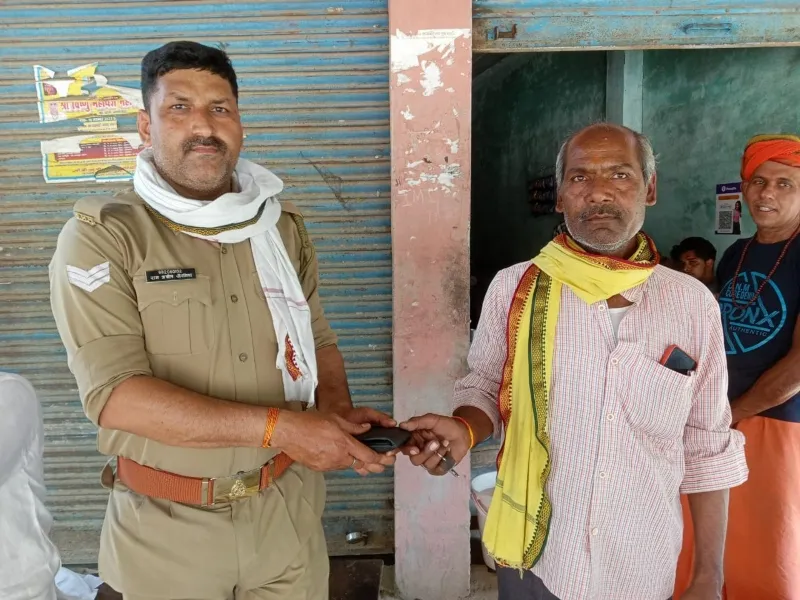 सुल्तानपुर : ऑटो चालक ने पेश की ईमानदारी की मिसाल, लौटाया पर्स