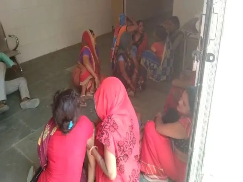 सीतापुर : आठ साल के बालक की सड़क दुर्घटना में मौत, परिजनों ने तहरीर देकर सिपाही पर लगाया आरोप 