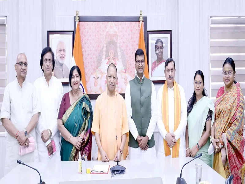 लखनऊ : CM योगी से मिले सात जिलों के मेयर, लिया मार्गदर्शन 