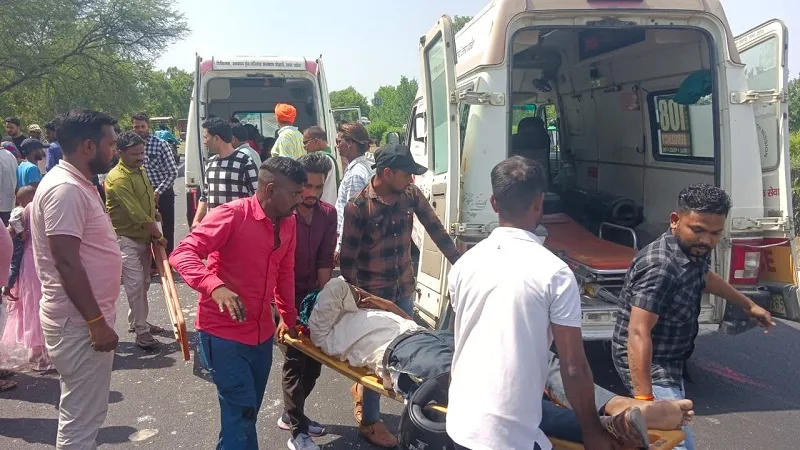 रामपुर : शादी से लौट रहे लोगों का हाइवे पर टेंपो पलटा, 24 घायल