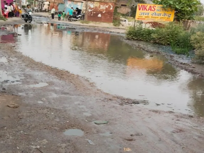 अयोध्या : भारी वाहनों के गुजरने से खस्ताहाल हुई सीएचसी जाने वाली सड़क