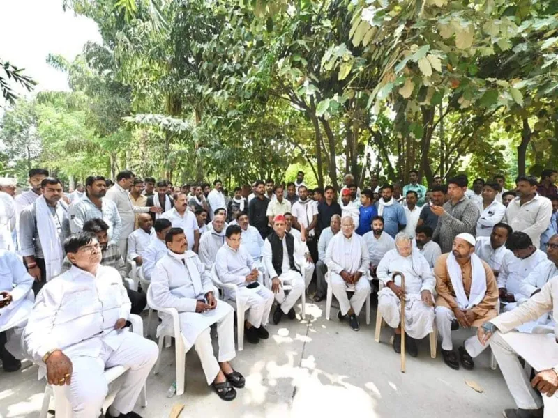 अचानक सभी कार्यक्रम छोड़ अपनी ताई के अंतिम संस्कार में सैफई पहुंचे अखिलेश यादव 