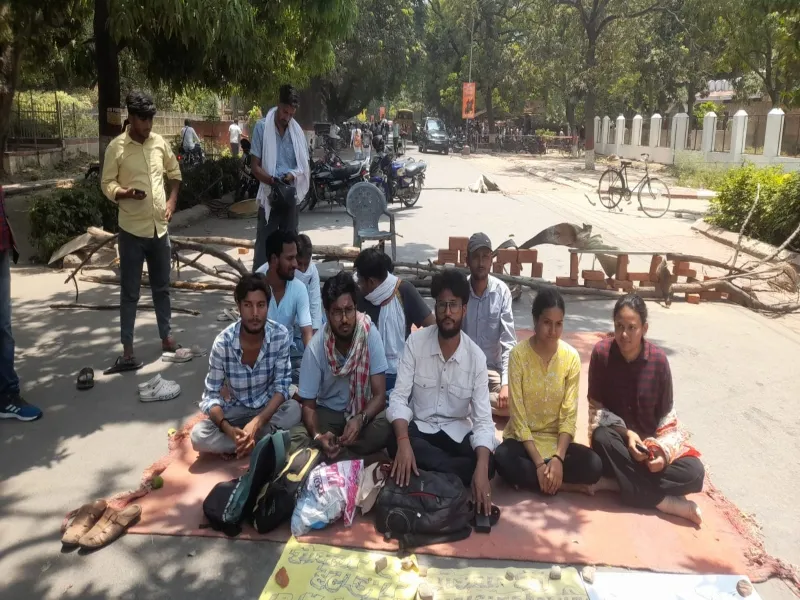 वाराणसी : BHU में दूसरे दिन भी छात्रों का धरना जारी, विभागाध्यक्ष को हटाने की मांग    