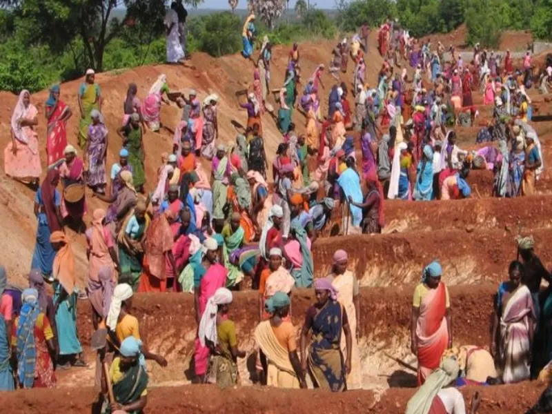 लखनऊ: मनरेगा में बिना 'आधार' 29588 श्रमिकों से कराया काम 