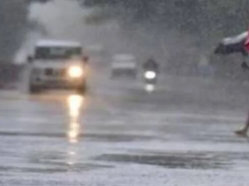 लखनऊ में बारिश से सुहाना हुआ मौसम, चलीं तेज हवाएं 