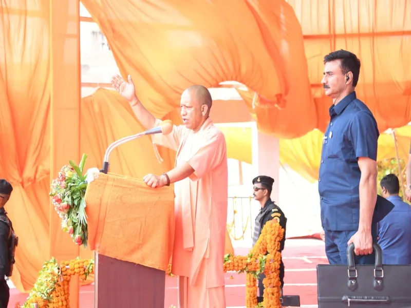 बाराबंकी पहुंचे CM योगी, कहा - सपा और बसपा के कचरे को साफ करने का है चुनाव