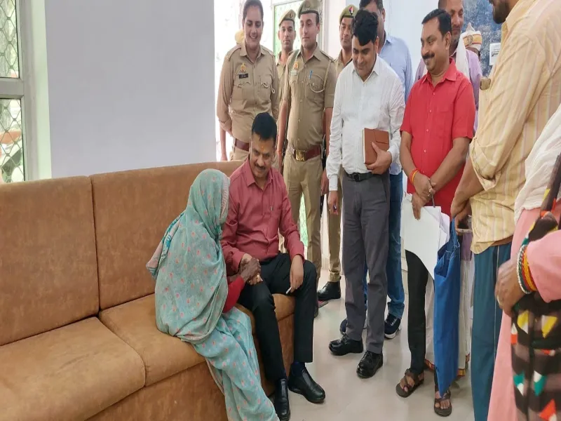 फरियाद: डीएम साहब बेटा नहीं दे रहा खाना, जमीन भी करवा ली अपने नाम...