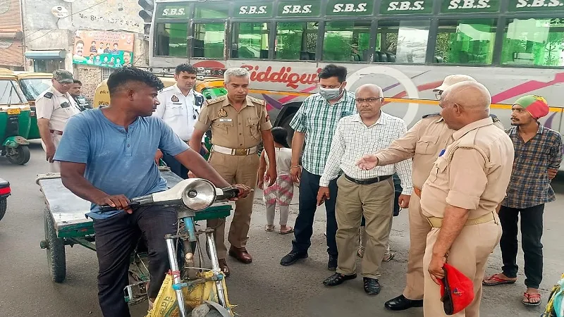 मुरादाबाद: जुगाड़ वाहन व अवैध ई-रिक्शा के खिलाफ कार्रवाई, यातायात पुलिस ने चलाया अभियान