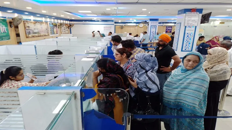 रामपुर : 2000 के नोट बदलने के पहले दिन नहीं उमड़ी लोगों की भीड़, बैंकों में दिखा ऐसा नजारा