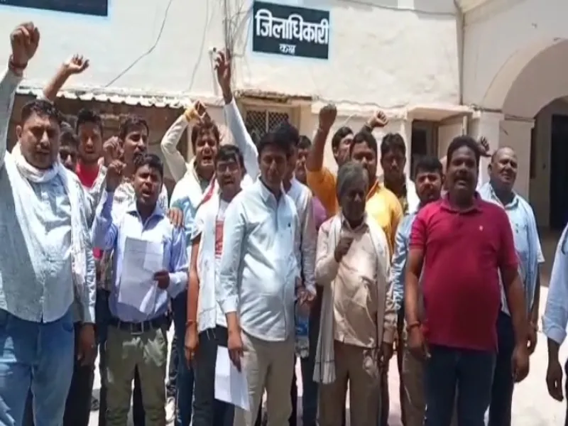 रायबरेली : सचिवों के खिलाफ प्रधानों का फूटा गुस्सा , प्रदर्शन कर डीएम को सौंपा ज्ञापन