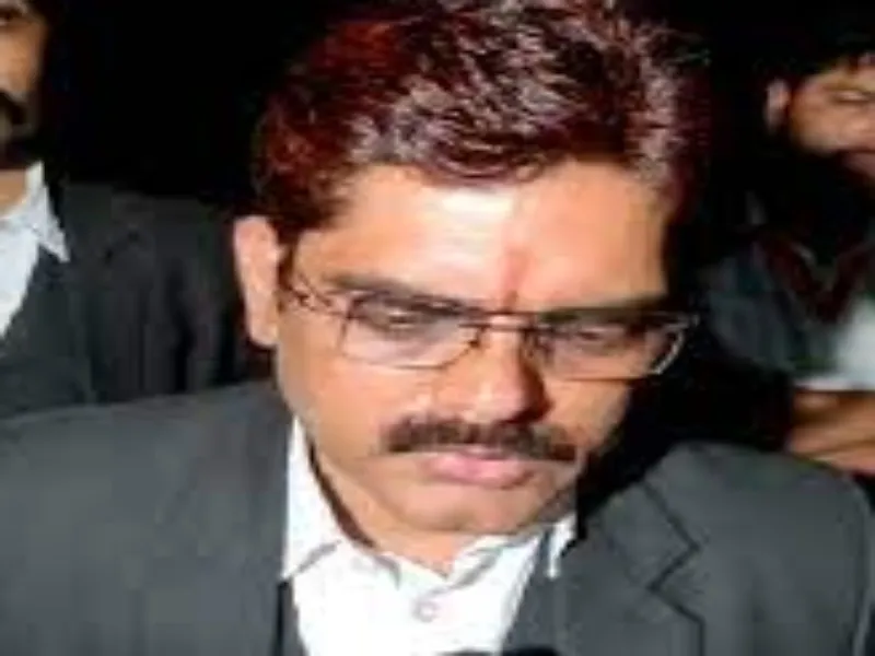 अतीक अहमद के वकील विजय मिश्रा पर रंगदारी मांगने का मुकदमा दर्ज 