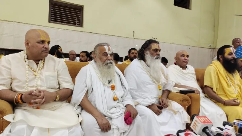 सांसद बृजभूषण सिंह के समर्थन में उतरे अयोध्या के संत, बाबा रामदेव पर भड़के - अब चलाएंगे ये बड़ा अभियान 