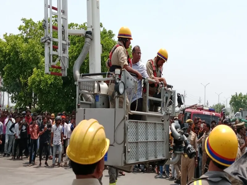 लखनऊ में पुलिस ने कड़ी मशक्कत के बाद हाईटेंशन लाइन के पोल पर चढ़े युवक को नीचे उतारा - देखें Video