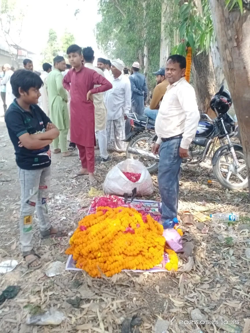 बरेली: गले का बने हार, मतदान केंद्रों के बाहर फूलों की बहार