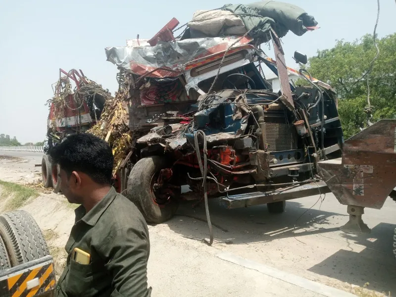 Sultanpur Accident : ट्रक और ट्रेलर की भिड़ंत में चालक की मौत, दो गंभीर 