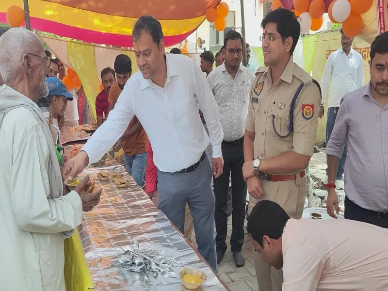 बड़ा मंगल : जय बजरंगबली का जयकारा लगाकर भक्तों ने ग्रहण किया प्रसाद