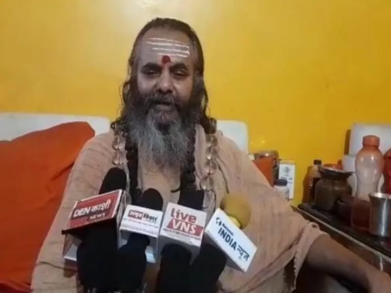 वाराणसी : शंकराचार्य नरेंद्रानंद सरस्वती का स्वामी प्रसाद पर बड़ा हमला, कहा - राष्ट्रदोह का मुकदमा दर्ज कर भेजा जाए जेल 