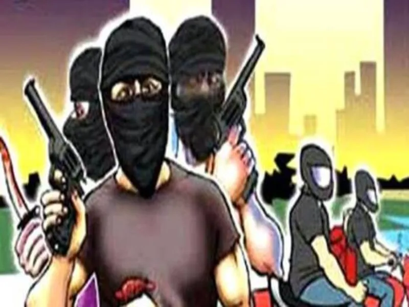 ऊंचाहार में चोरी कर भाग रहे बदमाशों को ग्रामीणों ने दौड़ाया, बाइक छोड़कर भागे 