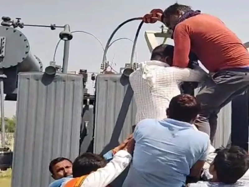बहराइच : ट्रांसफार्मर पर चढ़कर बिजली कर्मचारी ने किया Suicide Attempt , लगाया उत्पीड़न का आरोप