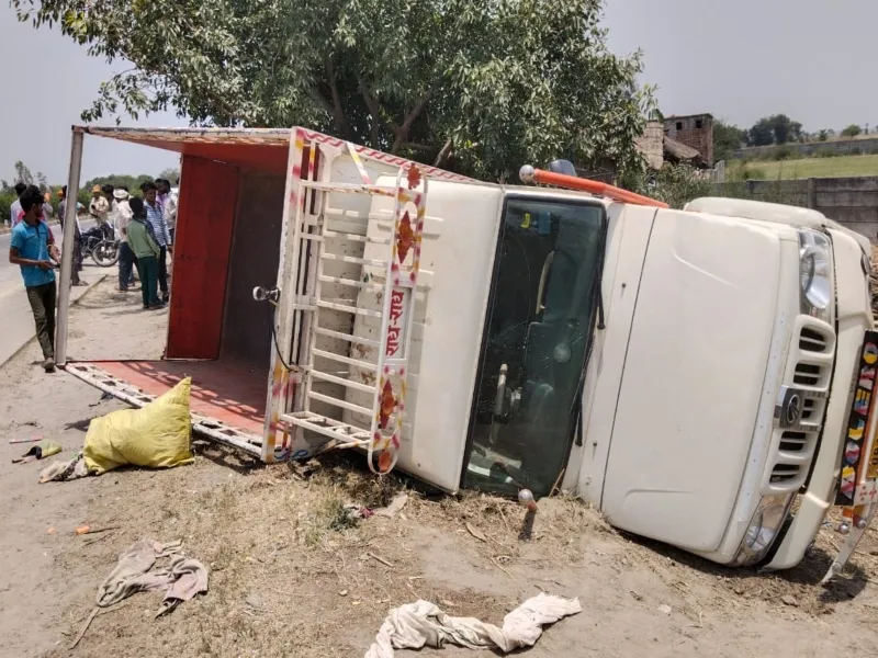 अयोध्या : यात्रियों से भरी पिकअप को ट्रक ने मारी टक्कर, दो की मौत - 13 घायल